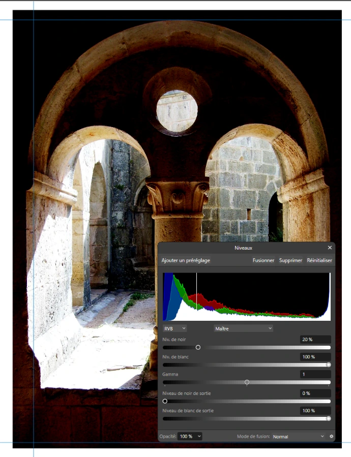 Photographie d'une fenêtre de monastère retouchée avec histogramme de niveaux